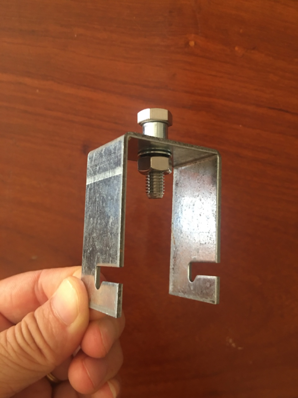 Kẹp tấm pin chữ U